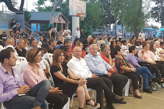 בוגרי בית הספר העניקו מלגות הצטיינות לתלמידים הצעירים